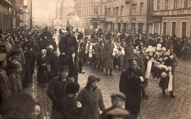 Pirmo trīs kritušo latviešu strēlnieku bēru gājiens no Rīgas Latviešu biedrības nama uz Meža kapiem. 28.10.1915.