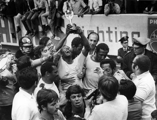 Pasaules kausa futbolā uzvarētāji – Brazīlijas izlase, kausu rokās tur Pelē. Mehiko, Meksika, 1970. gads.