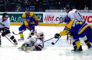 Latvijas un Ukrainas izlašu spēle Pasaules čempionātā hokejā. Vācija, 2001. gads. No kreisās: Grigorijs Panteļejevs, Artūrs Irbe, Kārlis Skrastiņš.