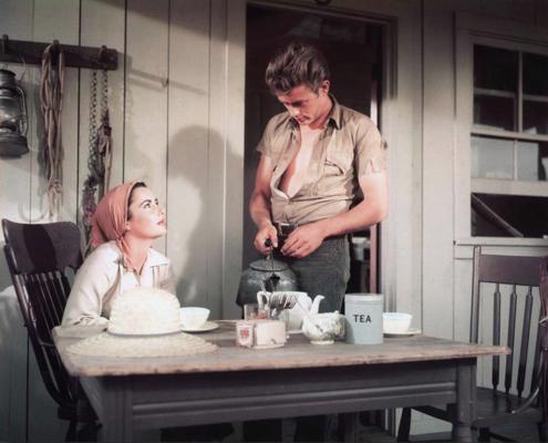 Elizabete Teilore un Džeimss Dīns filmā “Gigants”, 1955. gads.