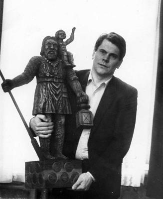 Juris Podnieks ar balvu "Lielais Kristaps". 20. gs. 80. gadi.