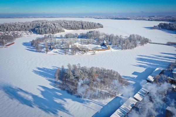 Alūksnes ezers ziemā ar Tīklu salu, Pilssalu un Tempļakalna pussalu. 04.02.2022.