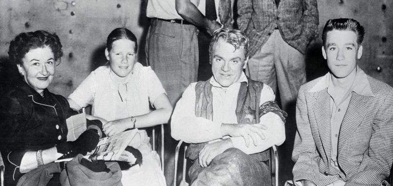 Džeimsu Kegniju filmēšanas laukumā apciemo viņa sieva, meita un dēls. 1955. gads.