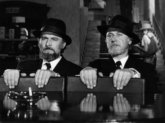 No kreisās: Ēriks Streičs (Jāņa Streiča brālis) un Jānis Streičs kā policijas priekšnieki filmā "Nepabeigtās vakariņas". 1979. gads.