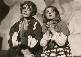 No kreisās: Lilita Bērziņa Buma lomā un Elvīra Bramberga Atspolītes lomā bērnu lugas “Bums un Atspolīte” iestudējumā. Dailes teātris, Rīga, 1927. gads.