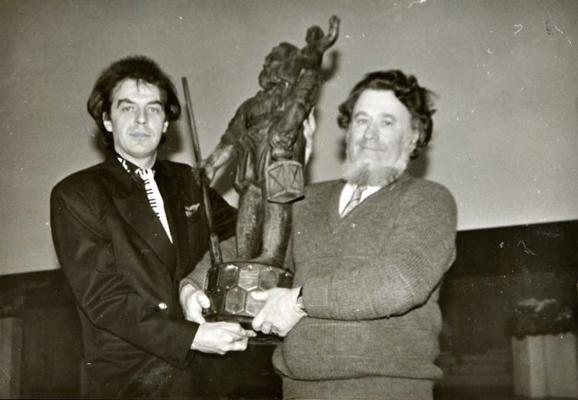 No kreisās: komponists Mārtiņš Brauns un kinorežisors, scenārists Aivars Freimanis saņem balvu "Lielais Kristaps" par divsēriju spēlfilmu "Dzīvīte". Rīga, 1989. gads.