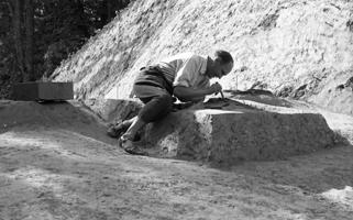 Valdemārs Ģinters arheoloģisko izrakumu laikā Mežotnes pilskalnā. 1939. gads.