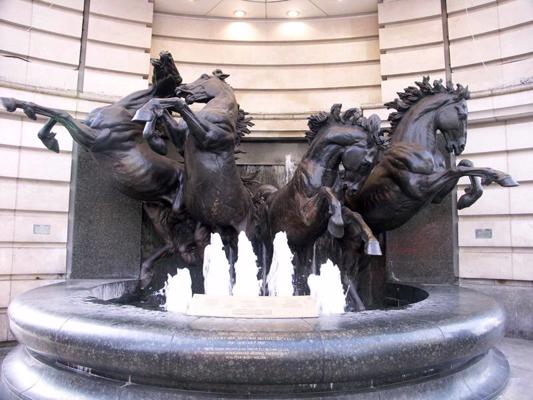 Skulptūra "Hēlija zirgi". Londona, Lielbritānija, 2005. gads.
