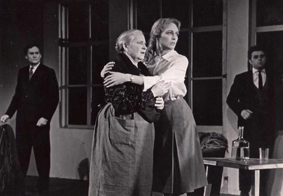 Centrā no kreisās: Lilija Žvīgule Annas lomā un Vija Artmane Airas lomā Ventas Vīgantes lugas "Diena sākās kā parasti" iestudējumā, režisore Felicita Ertnere, 1962. gads.