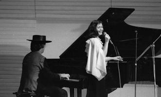 Nora Bumbiere, pie klavierēm Raimonds Pauls. 20. gs. 70. gadi.