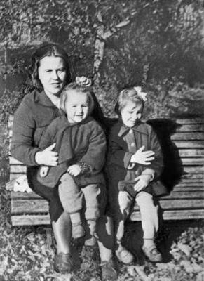 Regīna Ezera ar meitām Inesi un Ilzi. Jūrmala, Dubulti, 1970. gads.