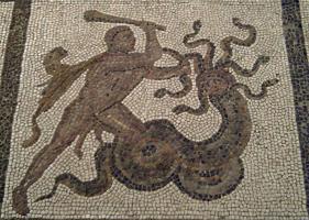 Hērakls cīņā ar Lernas hidru – fragments no romiešu mozaīkas (3. gs. pirmā puse) Spānijas Nacionālajā arheoloģijas muzejā Madridē. 2007. gads.