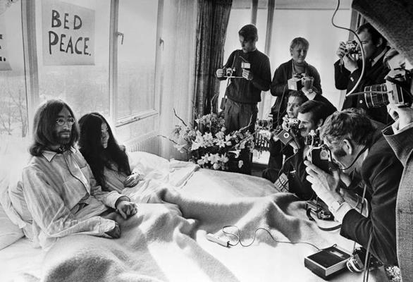 Džons Lenons un Joko Ono pretkara akcijā, pavadot nedēļu gultā, sagaida mediju pārstāvjus. Viesnīca Hilton, Amsterdama, 25.03.1969.