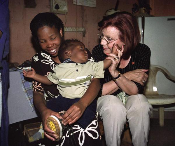 Vācijas sadarbības un attīstības ministre Heidemarija Večoreka-Coila (Heidemarie Wieczorek-Zeul) apciemo ģimeni Soueto, Dienvidāfrikā. 20.08.2001.