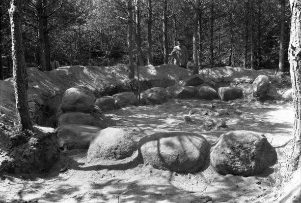 Slates sila uzkalniņkapos arheoloģiskās izpētes laikā atsegtais akmens riņķis uzkalniņā Nr. 2. Jēkabpils apriņķa Dignājas pagasts. 1925. gads.