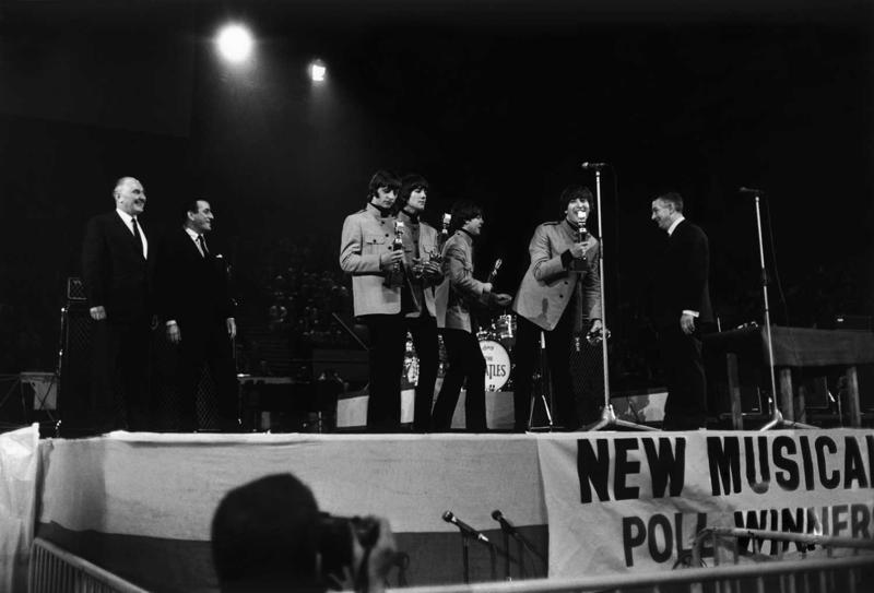 Grupa The Beatles saņem balvas NME lasītāju aptaujas uzvarētāju koncertā. Londona, Anglija, 12.04.1965.