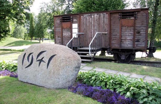 Piemiņas akmens ar uzrakstu "1941", aiz tā dzelzceļa vagons memoriālā komunistiskā terora upuru piemiņai. Torņkalns, Rīga, 07.08.2008.