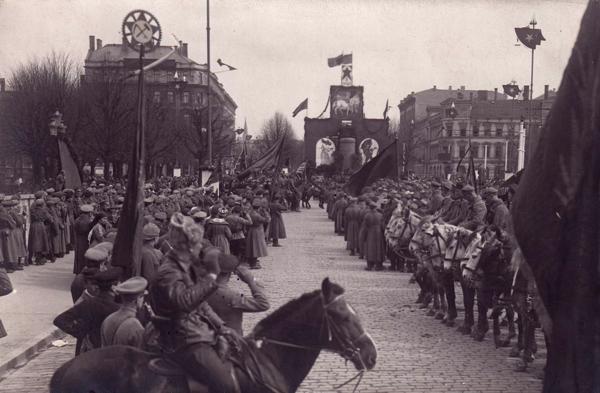 Padomju Latvijas armijas karavīri lielinieku organizētajās 1. maija svinībās. Rīga, 1919. gads.
