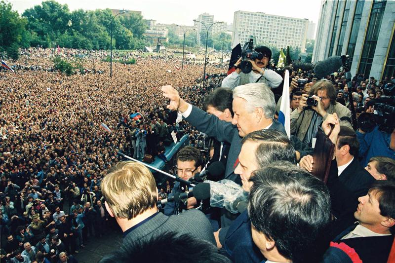 Boriss Jeļcins uzrunā tautu no parlamenta ēkas pēc puča dalībnieku kapitulācijas. 22.08.1991.