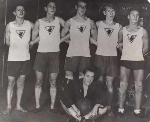 Basketbola komanda “Melnā roka”. 1922. gads.