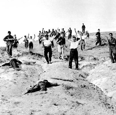Republikāņu karavīri padodas gūstā nacionālistu spēkiem pie Somosjerras, Gvadarramas frontē, 1936. gads.