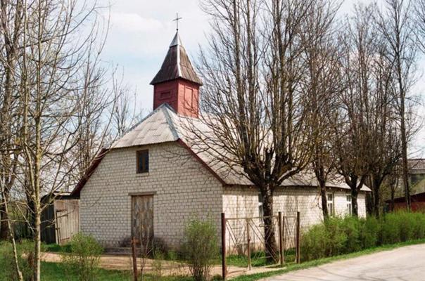 Iršu katoļu baznīca bijušajā Iršu kolonijas ēkā. 2000. gads.