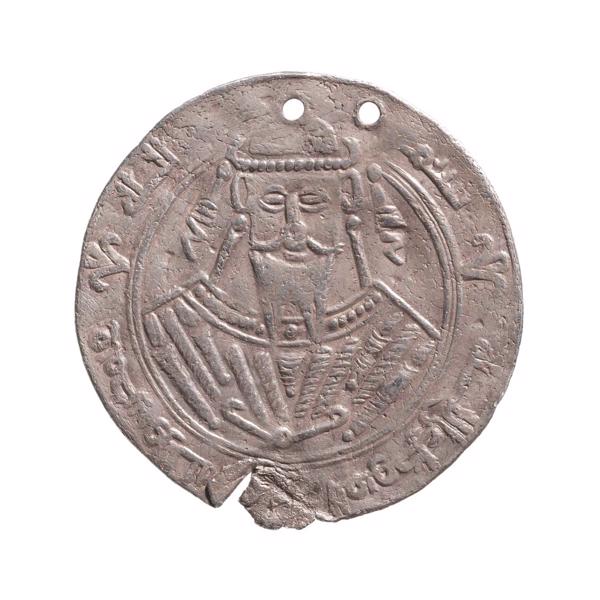 Sudraba monēta ar valdošo kalīfu al Mutavakilu (جعفر بن محمد المعتصم بالله). 9. gs. vidus.