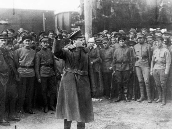 Ļevs Trockis uzrunā Sarkanās armijas karavīrus revolūcijas laikā. Krievija, 1917. gads.