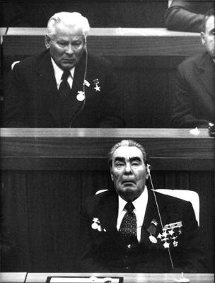 PSKP Centrālkomitejas ģenerālsekretārs Leonīds Brežņevs (zemāk) un PSKP Centrālkomitejas sekretārs Konstantīns Čerņenko. 1979. gads.