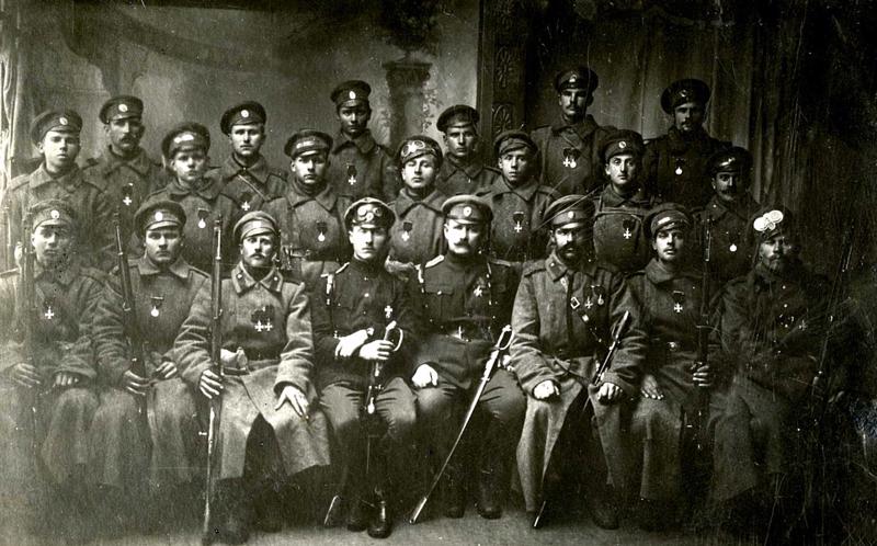 1. Daugavgrīvas latviešu strēlnieku bataljona 1. rotas strēlnieki – Sv. Jura apbalvojumu kavalieri. 1916. gads.