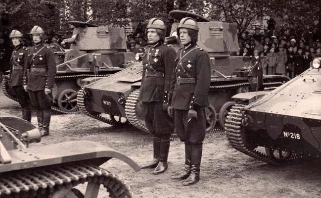 Latvijas armijas Vickers Armstrong Carden-Loyd tanki parādē. Rīga, Esplanāde, 15.05.1936.