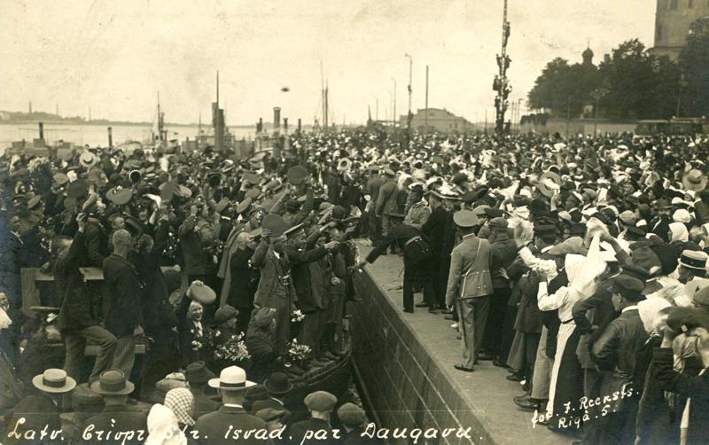 Brīvprātīgie latviešu strēlnieki un viņu pavadītāji Daugavmalā. 14.08.1915.
