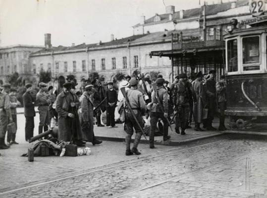 Latviešu strēlnieku padomju divīzijas 9. pulka strēlnieki dodas uz sardzes maiņu pie Lielā teātra ēkas. Maskava, 05.07.1918.