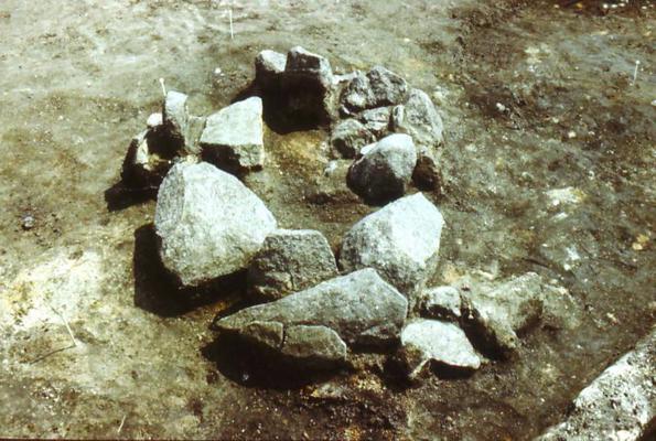 Akmeņu krāsns paliekas Dignājas pilskalna apmetnē. 1990. gads.
