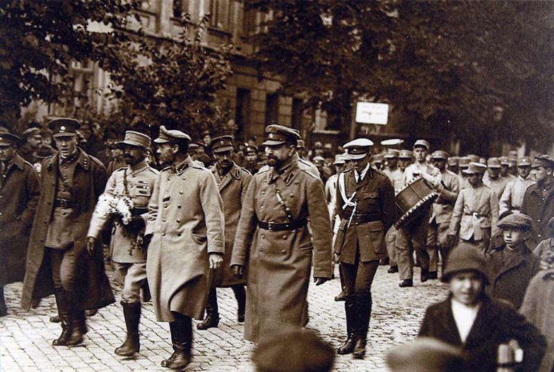 1. Latvijas atbrīvošanas jeb Troickas bataljona karavīru gājiens Rīgas ielās. 05.10.1920.