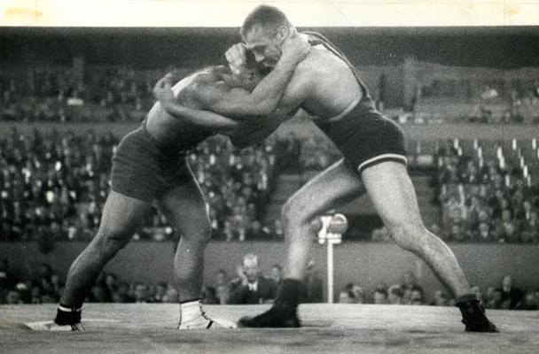 Edvīns Bietags (no labās) cīņā ar Turcijas sportistu Mustafu Avcioglu vasaras olimpiskajās spēlēs. Berlīne, 1936. gads.