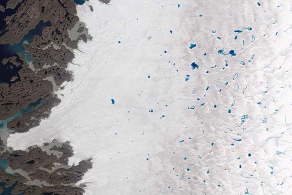 Grenlandes ledus vairoga rietumdaļa. Zilie objekti ledus virsmā ir virsledāja ezeri. Landsat 8 satelītattēls, 15.07.2015.