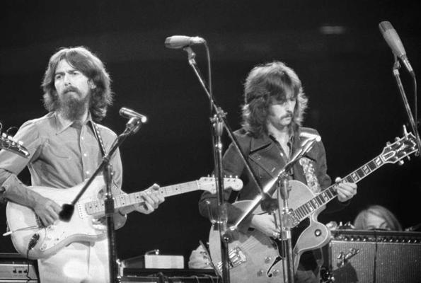 Džordžs Harisons un Ēriks Kleptons koncertā Bangladešas atbalstam Madison Square Garden arēnā. Ņujorka, 1971. gads.