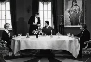 No kreisās pie galda sēž: Vija Artmane (Džūlija Lamberte), Ivars Kalniņš (Toms Fennels), Gunārs Cilinskis (Maikls Goslins) filmā "Teātris", 1978. gads.