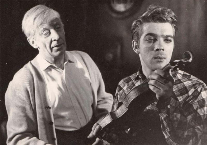 No kreisās: Toma Mūdija lomā Alfrēds Videnieks un Džo lomā Edgars Girgensons iestudējumā “Zelta puisēns”. 1966. gads.