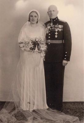 Pulkvedis Rūdolfs Klinsons ar kundzi Annu kāzu dienā. Rīga, 1934. gads.