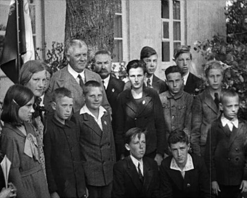 Ministru prezidents Kārlis Ulmanis apmeklē savu pirmo skolu Bērzmuižā, lauksaimniecības biedrību "Druva", Līvbērzes pagasta skolu. 1936. gads.