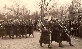 Brāļu kapu ansambļa atklāšana, priekšplānā Kara skolas kadeti. Rīga, 11.11.1936.