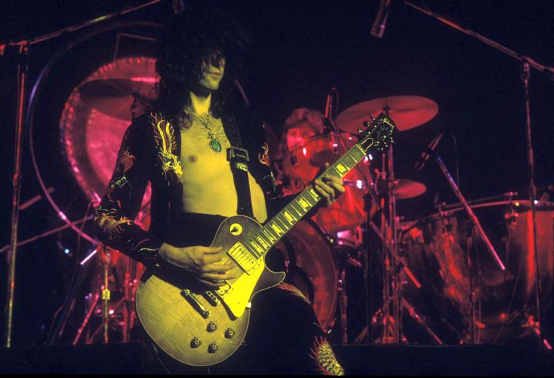 Džimijs Peidžs no grupas Led Zeppelin spēlē Gibson Les Paul Standard ģitāru. Londona, 05.1975.