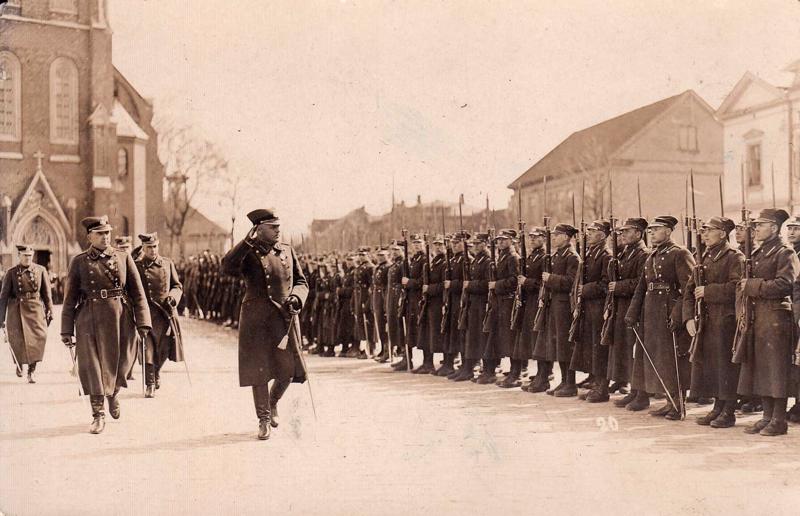 Latvijas armijas Kurzemes divīzijas karavīri parādē Liepājā. 20. gs. 30. gadu pirmā puse. Priekšplānā – parādi pieņem ģenerālis Andrejs Krustiņš.