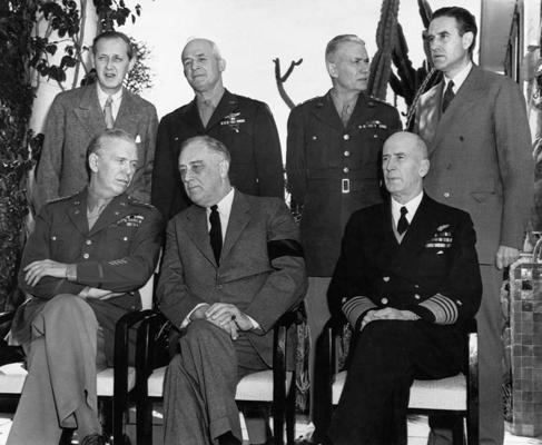 ASV delegācijas vadošās amatpersonas, tiekoties ar britu pārstāvjiem. Kasablanka, Maroka, 01.1943. Priekšplānā no kreisās: ģenerālis Džordžs Māršals, ASV prezidents Franklins Rūzvelts, admirālis Ernests Džozefs Kings (Ernest Joseph King). Aizmugurē no kreisās: padomnieks Harijs Hopkinss (Harry Hopkins), ASV armijas ģenerālleitnants, ASV armijas komandējošais ģenerālis Breons Somervels (Brehon Somervell) un padomnieks Averels Harimens (Averell Harriman).