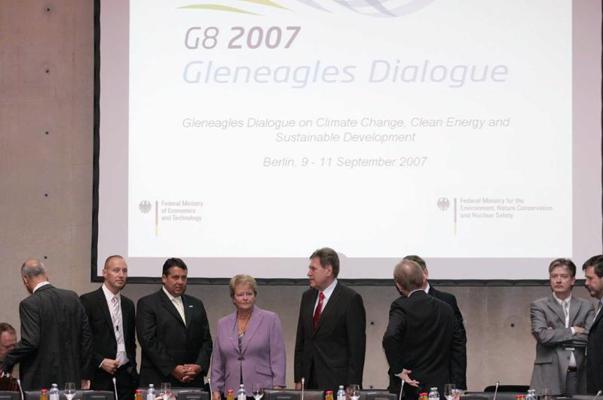 ANO ģenerālsekretāra īpašā sūtne klimata pārmaiņu jautājumos Grū Hārlema Bruntlanne (piektā no kreisās) trešajā ministru sanāksmē "Gleneagles Dialogue" par klimata pārmaiņām, tīru enerģiju un ilgtspējīgu attīstību tiekas ar Vācijas ekonomikas ministru Mihaelu Glosu (Michael Glos, centrā) un Vācijas vides ministru Zigmāru Gabrielu (Sigmar Gabriel, ceturtais no kreisās). Berlīne, Vācija, 10.09.2007.