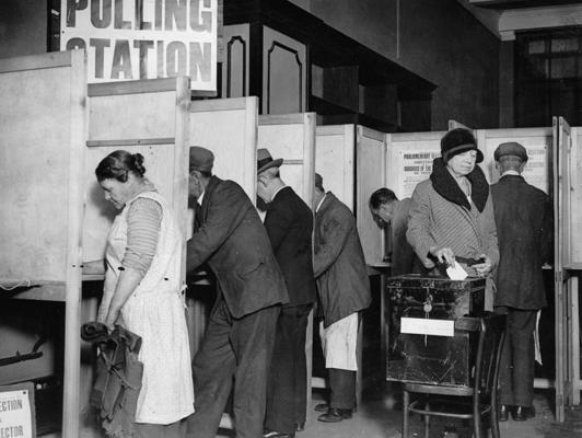 Balsotāji vēlēšanu iecirknī. Londona, 27.10.1931.