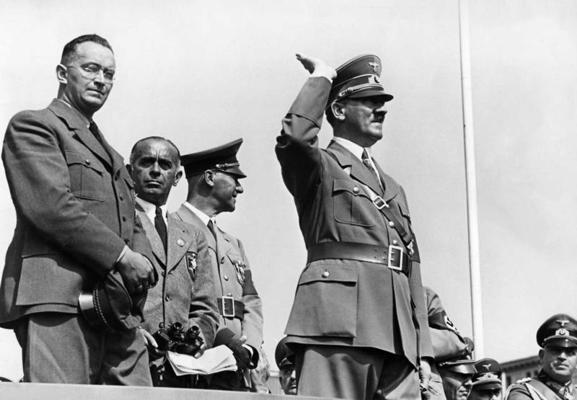 No kreisās: Konrāds Henleins, roku pacēlis Ādolfs Hitlers vācu vingrošanas un sporta festivālā Vroclavā. 31.07.1938.