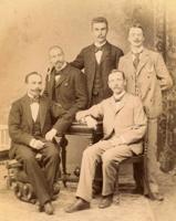 Ernests Felsbergs (sēž pirmais no labās) ar kolēģiem Tērbatā, ap 1910. gadu.